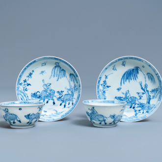 Une paire de tasses et soucoupes en porcelaine de Chine en bleu et blanc, épave du Ca Mau, Kangxi/Yongzheng